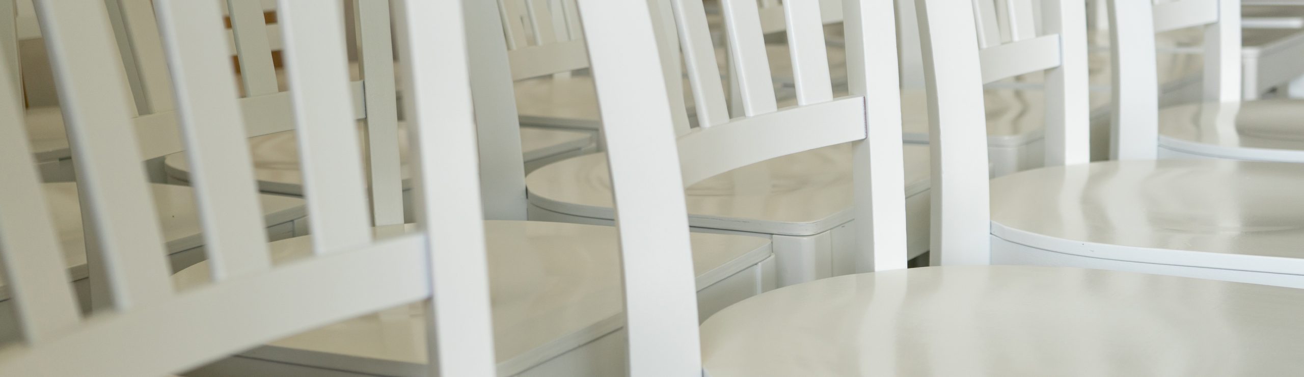 tafels-en-stoelen-overspuiten